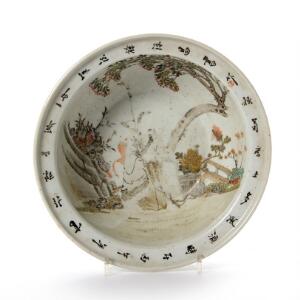 Kinesisk skål af porcelæn, dekoreret i farver med udødelig og skrifttegn. Ca. 1900. Diam. 25 cm.