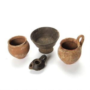 Samling antikker bestående af sortglaseret lampe, lille sort kalyx og to krukker. Antagelig 4.-0. årh. f. Kr. H. 5-12 cm. 4