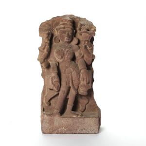Tempelfragment med stående gudinde af udhugget sten fra Khajuraho. Indien, ca. 1000. H. 51 cm. B. 25 cm.