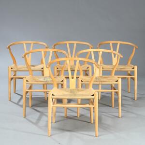 Hans J. Wegner Y-stolen. Sæt på seks armstole af bøg, sæder udspændt med flettet papirgarn. Udført hos Carl Hansen  Søn. 6