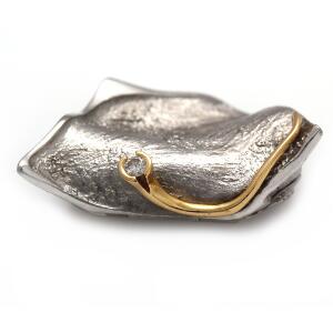 Ole Lynggaard Diamantlås til to kæder af 14 kt. guld- og hvidguld prydet med brillantslebet diamant på ca. 0.08 ct. L. 3,5 cm. Original æske medfølger.