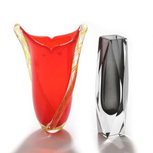 Italiensk design To vaser af glas og krystal i røde, gule og koksgrå farver. 20. årh. H. 21 og 23. 2