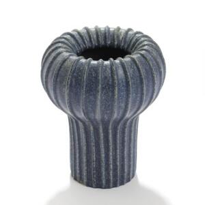 Arne Bang Vase af stentøj modelleret med ribbe, dekoreret med blå glasur med grå og lyseblå elementer. Sign. monogram 139. H. 17.