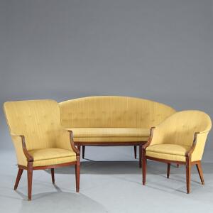 Frits Henningsen Dagligstue bestående af tre-personers sofa samt to lænestole med stel af mahogni. 3