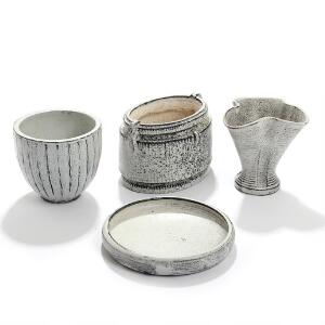 Svend Hammershøi Tre vaser og askebæger af lertøj dekorerede med sorthvid dobbeltglasur. De tre sign. HAK. Vaser H. 12,5-14. 4