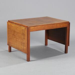 Børge Mogensen Sofabord af nøddetræ med to klapper. Model 5360. Udført hos Fredericia Furniture. H. 54. L. 80160. B. 60.