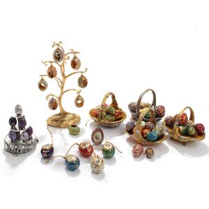 House of Fabergé o.a. En samling æg og kurve af porcelæn, opsats af metal samt træ af forgyldt metal. 20.-21. årh. 62