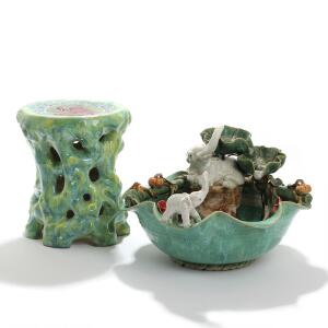 Piedestal og fontæne af glaseret lertøj dekoreret med ornamentik, blomster og elefanter. 20. årh. Piedestal H. 31. Fontæne H. 30. Diam. 42. 2