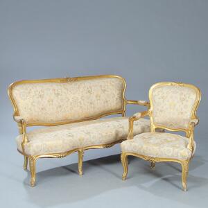 Møblement af forgyldt træ, bestående af sofa og fire armstole. Rokoko form, 19. årh.s slutning. Sofa L. 175. 5