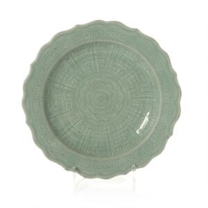 Celadon fad af porcelæn, dekoreret med lotusblomst og a la grecque mønster i let relief. Mærket Qianlong, 19. årh. Diam. 27 cm.