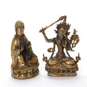To kinesiske figurer af bronzeret metal i form af guanyin og tara siddende på lotustrone. 20. årh. H. 1819 cm. 2