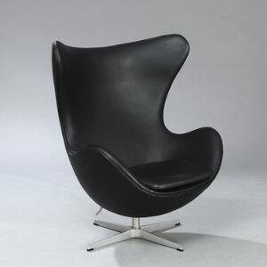 Arne Jacobsen Ægget. Hvilestol med drejestel og firpasfod af aluminium. Sæde, ryg samt sædehynde betrukket med sort skind. Model 3316.