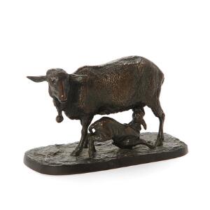 Pierre-Jules Mene, efter Figur af patineret bronze i form af får og digende lam. Betegnet P.J.Mene. 20. årh. L. 23 cm.