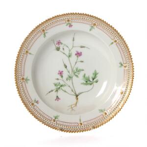 Perlestellet dyb tallerken, dekoreret i farver og guld med blomster. Royal Copenhagen. Diam. 23 cm.