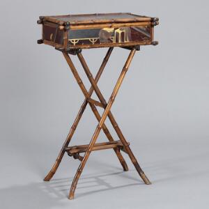Kinesisk skrin af bambus med fyldninger dekoreret i farver monteret med krydsben af bambus. Ca. 1900. H. 78. B. 48. D. 32.