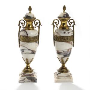 Et par prydvaser af marmor med montering af forgyldt metal. Ca. 1900. H. 40. 2