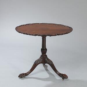 Victorianske pie-crust table af mahogni. England, 19. årh.s anden halvdel. H. 70. Diam. 83.
