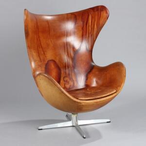 Arne Jacobsen Ægget. Skalformet hvilestol med profileret stamme og firpasfod, betrukket med cognacfarvet skind. Udført hos Fritz Hansen, 1965.