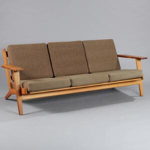 Hans J. Wegner GE 290. Tre-personers sofa af egetræ, løse epeda hynder med brunt uld. Udført hos Getama. L. 180.