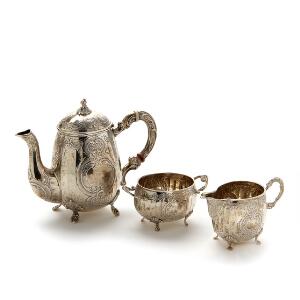 Mokkasæt af sølv bestående af mokkakande, flødekande og sukkerskål. Danmark, 20. årh. Vægt 690 gr. H. 6-16 cm. 3