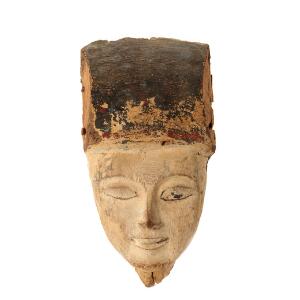 Ægyptisk mumiemaske af træ med rester af bemaling på øjne og hår. Sentid. L. 31 cm.