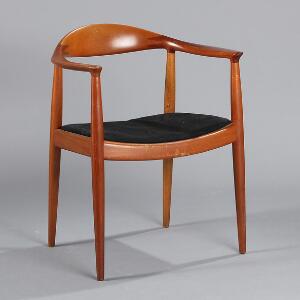 Hans J. Wegner The Chair. Armstol af mahogni, sæde med sort uld. Model JH 503. Udført hos snedkermester Johannes Hansen, København.