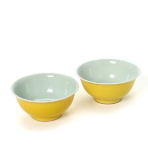 To små skåle af porcelæn, udvendig med gulglasur. Mærket Guangxu, 20. årh. Diam. 14 cm. H. 6,5 cm.