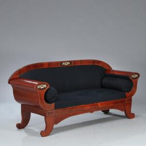 Dansk empire sofa af mahogni, indlagt med lister af lyst træ, senere beslag af bronze. 19. årh.s begyndelse. L. 212.