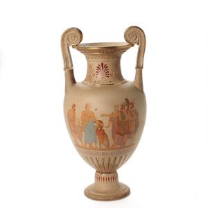 P. Ipsen - Stor amforaformet vase af terracotta, korpus med dekorationer og figurer i græsk stil. Mærket P. Ipsen Kiøbenhavn 76. 19. årh. H. 54 cm.