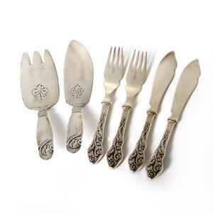 Fiskebestik af sølv til 15 personer, støbt med tangmønster. Cohr, 20. årh.s midte. Samt fiskeserveringsbestik af sølv i andet mønster. 32