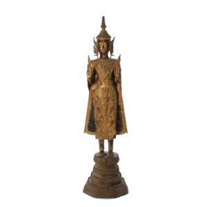 Stående buddha af forgyldt bronze, stående på firedelt trone. Thailand, ca. 1900. H. 83 cm.