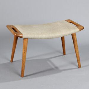 Hans J. Wegner AP 29. Skammel af egetræ, sæde med gråt uld. Designet 1954. Udført hos AP Stolen, Købehavn.