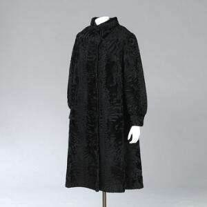 Sort Breitschwanz pelsfrakke med sort silkefor. L. ca. 114 cm. Str. 40.