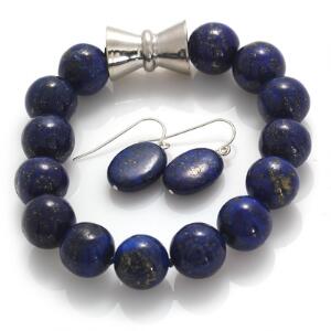 Lapiz lazulismykkesæt bestående af ørestikker af sterling sølv og armbånd med magnetlås, hver prydet med cabochonslebne lapiz lazuli. Perlediam. ca. 1 cm. 3