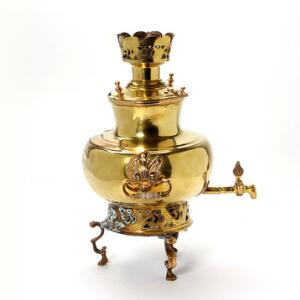 Rococo samovar af messing delvis gennembrudt, opsat på tre cabriole ben. 18. årh. H. 41 cm.