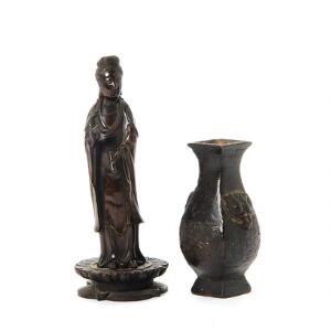 To kinesiske bronze effekter i form af stående guanyin samt vase i arkaisk stil. 1920. årh. H. 1512 cm. 2