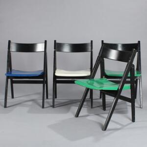 Hans J. Wegner Politikken-stolen. Fire klapstole af sortbejdset bøgetræ med bemalede sæder og opbevaringsvogn. Udført hos Getama. 5