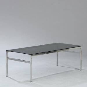 Ubekendt designer Rektangulært sofabord med stel af forkromet stål. Top af mørkt, transparent glas. L. 130.
