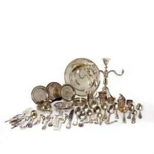 Samling diverse sølv bestående af bl.a. skeer, gafler, bægere, flaskebakker, dækketallerken. Vægt eksl. dele med stål og træ 2140 gr. 58