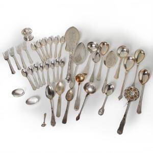Samling diverse sølv bestående af skeer, gafler og serveringsdele. Danmark, England, 20. årh. Vægt 1190 gr. 393