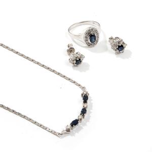 Safir- og diamantsmykkesæt af hvidguld, bestående af et par ørestikker, halskæde og ring. Ringstr. 53. Halskæde L. 42. 4