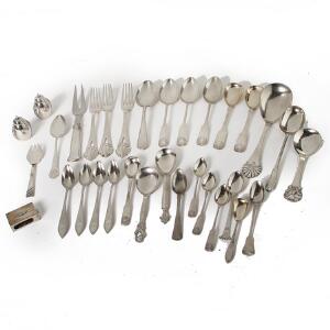 En samling diverse sølv bestående af gafler, skeer, salt og peberbøsse samt tændstikholder. 19.-20. årh. Vægt eskl. del med stål 800 gr. 32