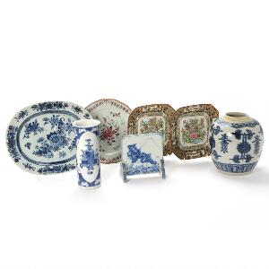 Samling kinesisk porcelæn bestående af tallerkener, vase, bordskærm samt fad, dekorerede i farver og blå med blomster, bladværk mm. 18.-19. årh. 7