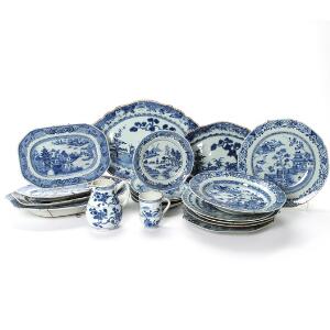 Samling kinesiske tallerkener og mindre fade af porcelæn, dekorerede i underglasur blå. 18.-19. årh. 19