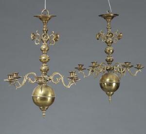 Et par lysekroner af messing, med kugleformede led, aftagelige arme til seks lys samt lysskjolde. Barok form, ca. 1900. H. 60. Diam. 47. 2.