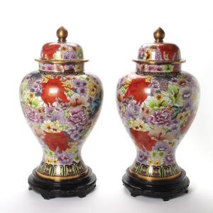 Et par kinesiske cloisonne låg vaser, balusterformede, dekorerede i farver med blomster all over. 20-21. årh. H. 66 cm. Stande inkl. 2