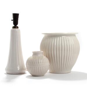 Lauritz Hjorth Vase, krukke og lampefod af keramik, dekorerede med kanneleringer i hvid glasur. Stemplet L. Hjorth Danmark. 3