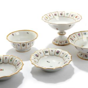 Henriette. Fem serveringsdele af porcelæn, Kgl. P., dekoreret i farver og guld med blomster. 5