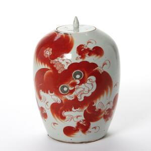 Kinesisk bojan af porcelæn, dekoreret i jernrød med Fo hunde og skrifttegn. 20. årh. H. 29 cm.
