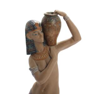 Egyptisk kvinde med krukke. Figur af keramik dekoreret i farver. Lladro. 20. årh. H. 56.